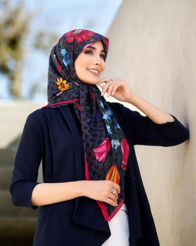 روسری حریر ایتالیایی طرح گوچی، قواره ۱۳۰،خنک و سبک،ارسال رایگان
