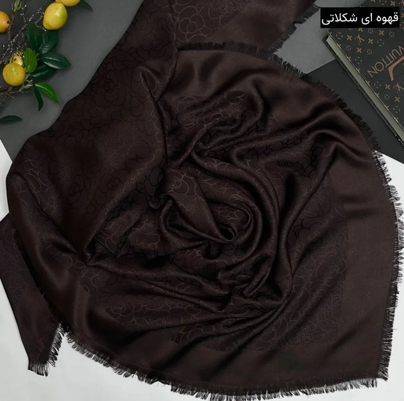 روسری نخ ابریشم ژاکارد لمه‌دار دورو طرح گل شانل | ۱۳۵ سانتی‌متر
