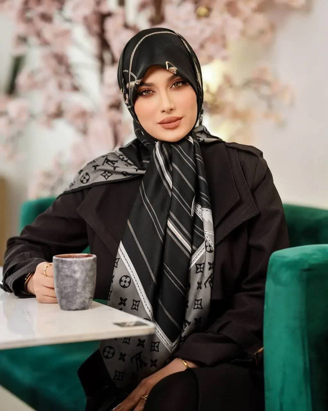 روسری ابریشم ژاکارد مجلسی قواره ۱۴۰،طرح پرفروش
