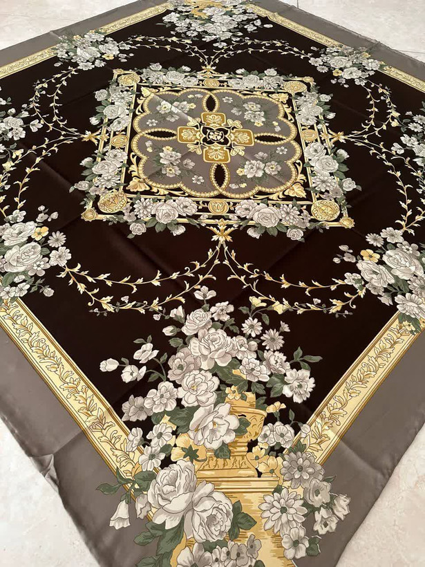 روسری مجلسی ابریشم توییل طرح گل قواره 140